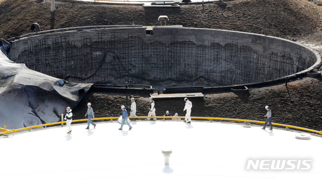 【고양=뉴시스】배훈식 기자 = 대한송유관공사 서울북부저유지 지하 탱크 화재가 완전 진화된 8일 오전 경기 고양시 화재현장에서 소방 관계자들이 현장감식을 하고 있다. 2018.10.08.&nbsp; dahora83@newsis.com