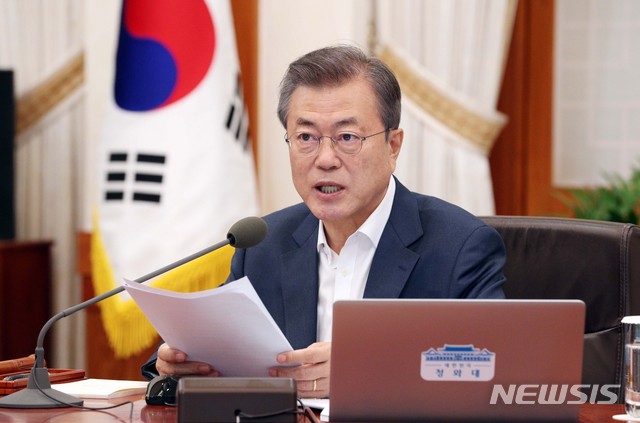 【서울=뉴시스】박진희 기자 = 문재인 대통령이 8일 청와대 본관에서 열린 국무회의를 주재하고 있다. 2018.10.08.&nbsp; pak7130@newsis.com