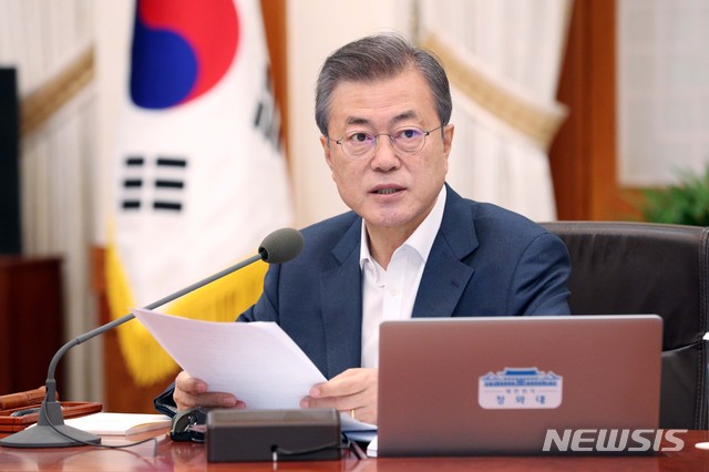 【서울=뉴시스】박진희 기자 = 문재인 대통령이 지난 8일 청와대 본관에서 열린 국무회의를 주재하고 있다. 2018.10.08.&nbsp; pak7130@newsis.com