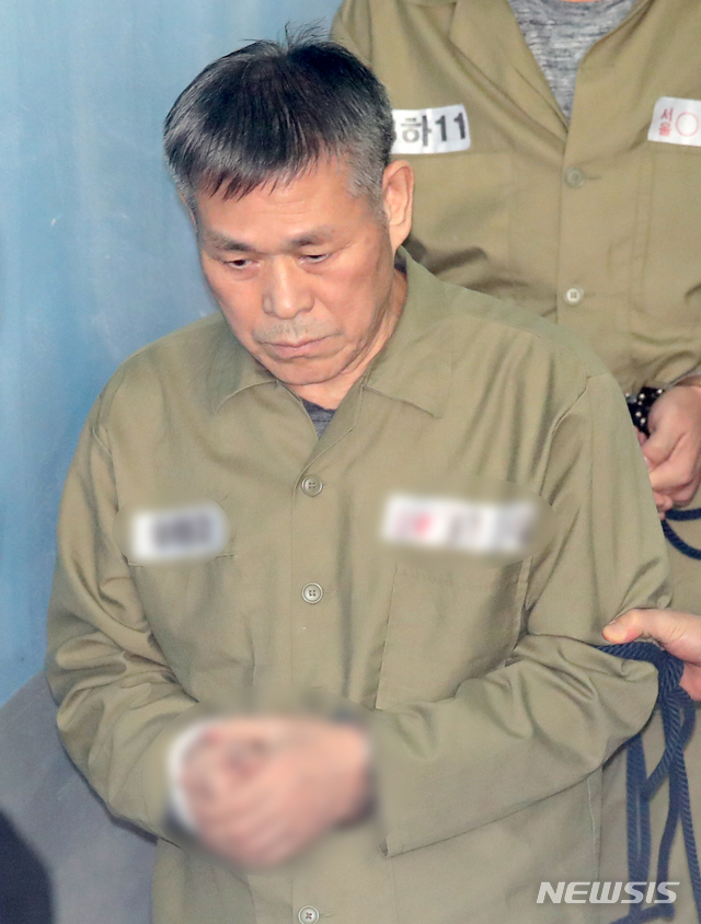 【서울=뉴시스】김선웅 기자 = 신도 성폭행 혐의로 구속 기소된 이재록 만민중앙교회 목사가 지난달 8일 오전 서울 서초구 서울중앙지법에서 열린 12차 공판에 출석하고 있다. 2018.10.08. mangusta@newsis.com