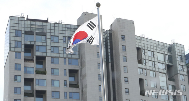 【서울=뉴시스】최진석 기자 = 2017년 이후 전국 아파트 전세 실거래가 중 가장 비싼 곳은 서울 강남 마크힐스와 상지리츠빌카일룸으로 각각 보증금이 40억원에 달하는 것으로 나타났다.사진은 8일 오전 서울 강남 마크힐스의 모습. 2018.10.08.myjs@newsis.com