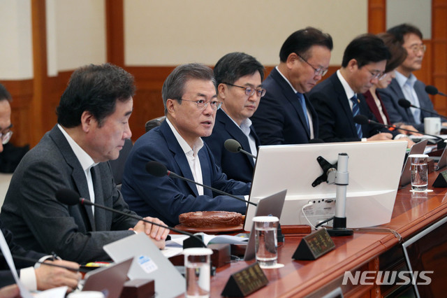 【서울=뉴시스】박진희 기자 = 문재인 대통령이 8일 청와대 본관에서 열린 국무회의를 주재하고 있다. 2018.10.08.&nbsp;&nbsp; pak7130@newsis.com