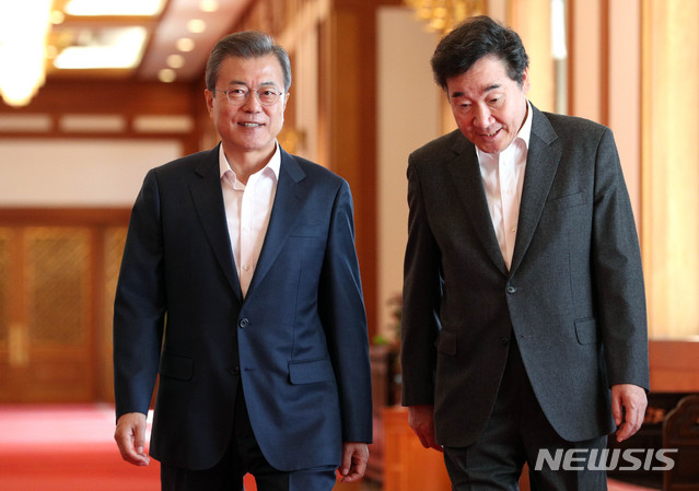 【서울=뉴시스】박진희 기자 = 문재인 대통령과 이낙연 국무총리가 8일 청와대 본관에서 열린 국무회의에 참석하고 있다. 2018.10.08.&nbsp;&nbsp; pak7130@newsis.com