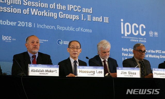 【서울=뉴시스】 IPCC 이회성 의장 및 의장단이 8일 오전 인천 연수구 송도컨벤시아에서 열린 '제48차 기후변화에 관한 정부간 협의체(IPCC) 총회' 기자회견에서 이번 총회에서 채택된 지구온난화 1.5도 특별보고서에 대해 설명하는 기자회견을 하고 있다. 2018.10.08. (사진=기상청 제공) photo@newsis.com