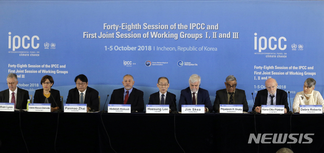【인천=AP/뉴시스】'기후변화에 관한 정부간 협의체'(IPCC) 지도자들이 8일 인천에서 기자회견을 열고 있다. IPCC는 이날 펴낸 보고서에서 기온 상승을 지금보다 0.5도 이내로 억제하느냐 아니면 1도 상승까지 허용하느냐의 차이가 많은 사람들의 삶과 죽음을 가를 것이라며 2030∼2052년 사이에 0.5도 상승에 도달할 것이라고 내다봐 남은 시간이 짧으면 12년 길어도 34년밖에 안 된다고 경고했다. 2018.10.8