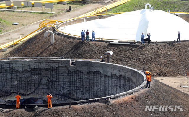 【고양=뉴시스】배훈식 기자 = 대한송유관공사 서울북부저유지 지하 탱크 화재가 완전 진화된 8일 오전 경기 고양시 화재현장에서 소방 관계자 등이 현장감식을 하고 있다. 2018.10.08. dahora83@newsis.com