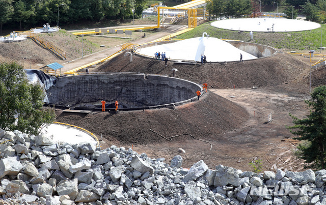 【고양=뉴시스】배훈식 기자 = 대한송유관공사 서울북부저유지 지하 탱크 화재가 완전 진화된 8일 오전 경기 고양시 화재현장에서 소방 관계자 등이 현장감식을 하고 있다. 2018.10.08.&nbsp; dahora83@newsis.com