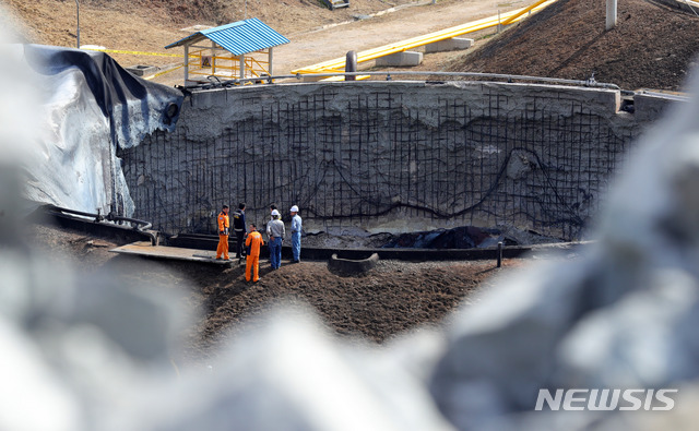 【고양=뉴시스】배훈식 기자 = 대한송유관공사 서울북부저유지 지하 탱크 화재가 완전 진화된 8일 오전 경기 고양시 화재현장에서 소방 관계자 등이 현장감식을 하고 있다. 2018.10.08.&nbsp; dahora83@newsis.com