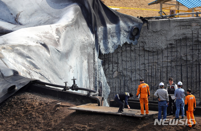 【고양=뉴시스】배훈식 기자 = 대한송유관공사 서울북부저유지 지하 탱크 화재가 완전 진화된 8일 오전 경기 고양시 화재현장에서 소방 관계자 등이 현장감식을 하고 있다. 2018.10.08. dahora83@newsis.com