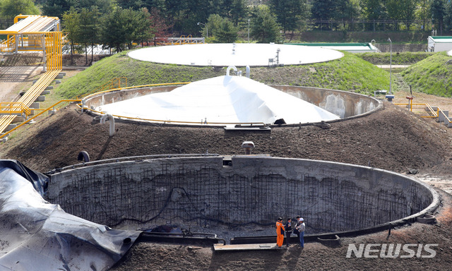 【고양=뉴시스】배훈식 기자 = 대한송유관공사 서울북부저유지 탱크 화재가 완전 진화된 8일 오전 경기 고양시 화재현장에서 소방 관계자 등이 현장감식을 하고 있다. 2018.10.08. dahora83@newsis.com
