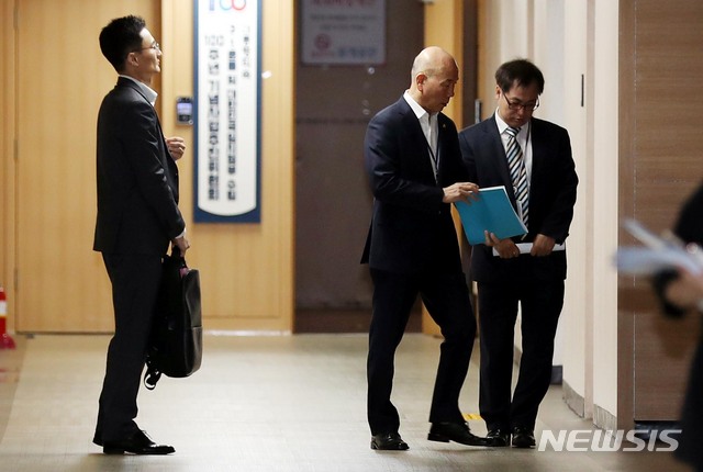 【서울=뉴시스】조성봉 기자 = 이효성(가운데) 방송통신위원장이 8일 오전 서울 종로구 정부서울청사에 도착해 회의실로 들어가고 있다. 이날 방통위의 범정부 허위조작정보 근절을 위한 제도개선 방안 발표는 보완 검토가 더 필요하는 이유로 연기됐다. 2018.10.08.suncho21@newsis.com