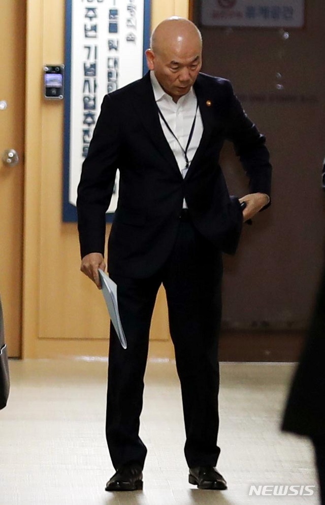 【서울=뉴시스】조성봉 기자 = 이효성 방송통신위원장이 8일 오전 서울 종로구 정부서울청사에 도착해 회의실로 들어가고 있다.&nbsp; 이날 방통위의 범정부 허위조작정보 근절을 위한 제도개선 방안 발표는 보완 검토가 더 필요하는 이유로 연기됐다. 2018.10.08. suncho21@newsis.com