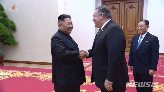 【서울=뉴시스】지난달 8일 북한 조선중앙TV가 김정은 국무위원장과 폼페이오 미 국무장관의 면담 장면을 공개했다. 2018.11.13 (사진=조선중앙TV 캡쳐) photo@newsis.com