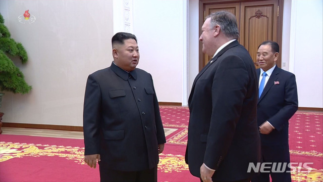 【서울=뉴시스】8일 북한 조선중앙TV가 김정은 국무위원장과 폼페이오 미 국무장관의 면담 장면을 공개했다. 2018.10.08. (사진=조선중앙TV 캡쳐)&nbsp; photo@newsis.com