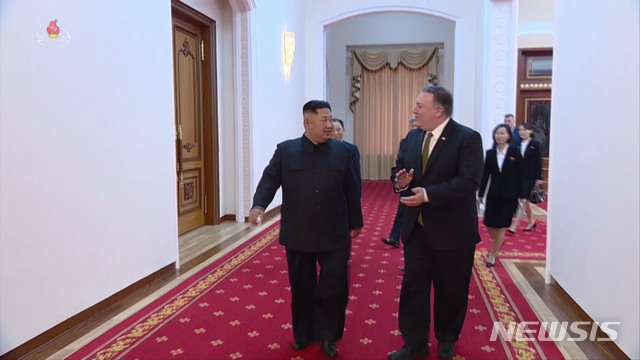【서울=뉴시스】8일 북한 조선중앙TV가 김정은 국무위원장과 폼페이오 미 국무장관의 면담 장면을 공개했다. 2018.10.08. (사진=조선중앙TV 캡쳐)  photo@newsis.com