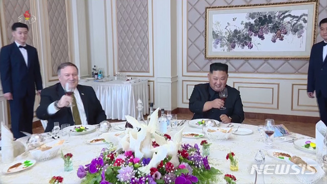 【서울=뉴시스】 8일 북한 조선중앙TV가 김정은 국무위원장과 폼페이오 미 국무장관의 면담 후 만찬 장면을 공개했다. 2018.10.08. (사진=조선중앙TV 캡쳐) photo@newsis.com