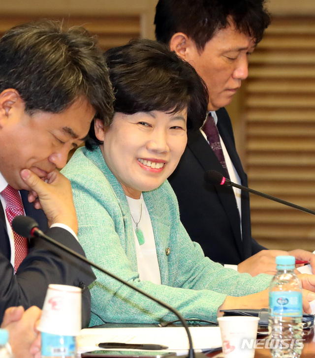 【서울=뉴시스】박영태 기자 = 8일 오후 서울 영등포구 여의도 국회 의원회관에서 열린 올바른 블록체인 산업정책 전략모색 긴급 국회토론회에서 조배숙 의원이 밝게 웃으며 인사말을 하고 있다. 2018.10.08.since1999@newsis.com