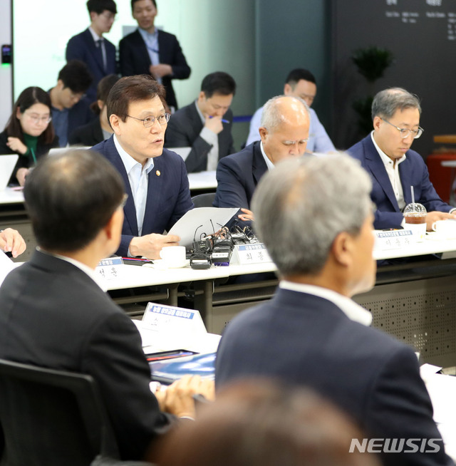 【서울=뉴시스】박주성 기자 = 최종구 금융위원장이 8일 오후 서울 용산구 한국 카카오뱅크 서울역 고객센터에서 열린 '중금리 대출 발전방안 간담회'에 참석해 모두발언을 하고 있다. 이날 최종구 금융위원장은 중금리 대출 활성화를 통해 포용적 금융과 금융 경쟁력 강화를 동시에 달성할 수 있을 것이라고 말했다. 2018.10.08. park7691@newsis.com