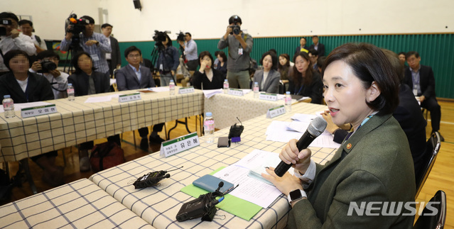【서울=뉴시스】전진환 기자 = 유은혜 부총리 겸 교육부장관이 8일 오후 사회복무요원들의 장애학생 폭행사건이 발생한 서울 도봉구 서울인강학교을 찾아 피해 학생의 학부모 및 관계자들과 간담회를 하고 있다. 2018.10.08.&nbsp; amin2@newsis.com 