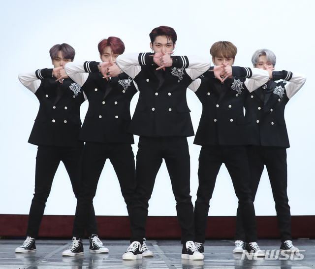 【서울=뉴시스】조수정 기자 = 그룹 '세븐어클락(Seven O'clock)'이 8일 오후 서울 중구 NH아트홀에서 새 미니앨범 '#7' 쇼케이스를 하고 있다. 왼쪽부터 정규, 태영, 한겸, 이솔, 현. 2018.10.08. chocrystal@newsis.com