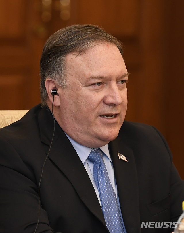 【베이징=AP/뉴시스】마이크 폼페이오 미국 국무장관이 8일 베이징 댜오위타이에서 왕이 중국 외교 담당 국무위원 겸 외교부장과 회담하고 있다. 2018.10.08 