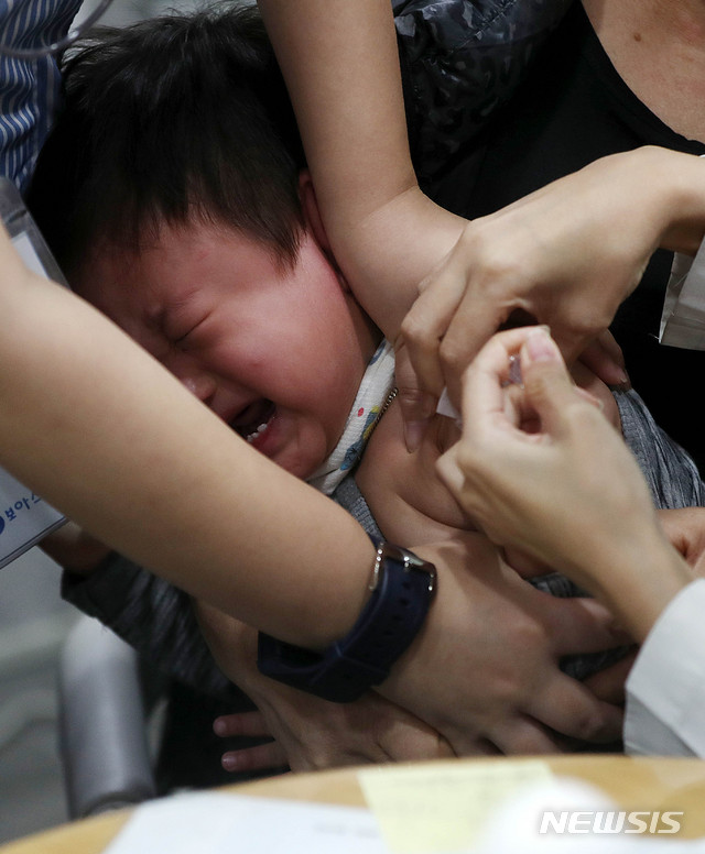 【서울=뉴시스】추상철 기자 = 보건복지부 질병관리본부와 교육부가 공동주관한 어린이 인플루엔자 예방접종 접종주간이 시작된 8일 오후 서울 중구 보아스이비인후과 의원에서 어린이가 인플루엔자 예방접종을 받고 있다. 2018.10.08.&nbsp; scchoo@newsis.com