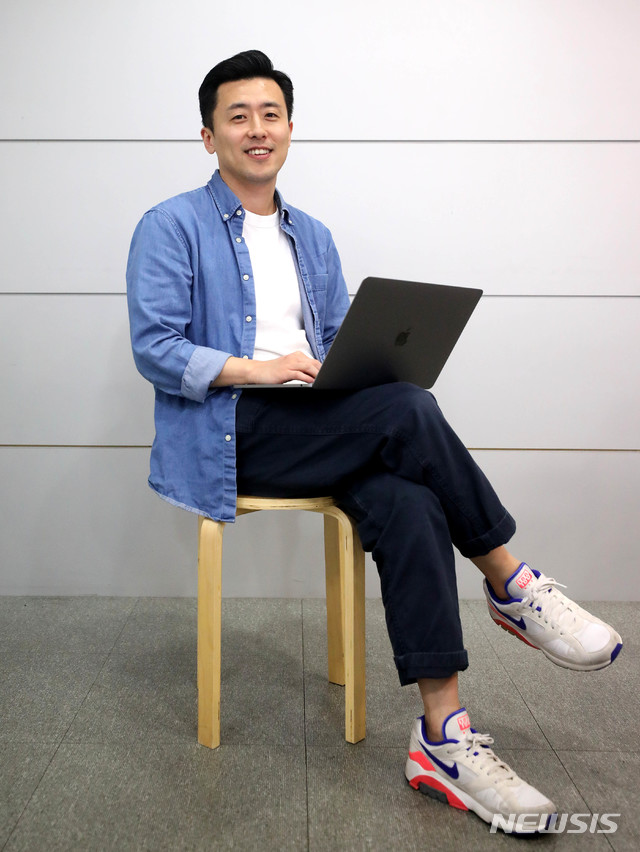 【서울=뉴시스】추상철 기자 = 중고상품 매매 플랫폼 '번개장터' 김철우 최고제품책임자(CPO)가 1일 오후 서울 구로구 번개장터 사무실에서 뉴시스와 인터뷰하기 전 포즈를 취하고 있다. 2018.10.09. scchoo@newsis.com