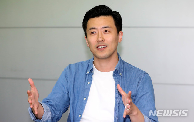 【서울=뉴시스】추상철 기자 = 중고상품 매매 플랫폼 '번개장터' 김철우 최고제품책임자(CPO)가 1일 오후 서울 구로구 번개장터 사무실에서 뉴시스와 인터뷰를 하고 있다. 2018.10.01. scchoo@newsis.com