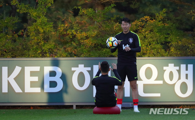 【파주=뉴시스】배훈식 기자 = 우루과이와의 평가전을 앞두고 소집된 축구 국가대표 간판 손흥민이 8일 오후 경기 파주시 파주NFC(국가대표 트레이닝 센터)에서 훈련하고 있다. 2018.10.08. dahora83@newsis.com