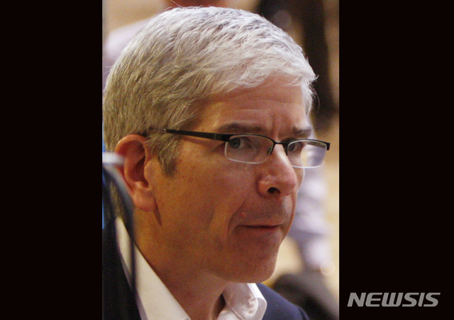  【다보스=AP/뉴시스】 스웨덴 왕립과학원 노벨위원회는 8일(현지시간) 올해 노벨 경제학상 수상자로 미국의 윌리엄 노드하우스 예일대 경제학과 석좌교수와 폴 로머 뉴욕대 교수를 선정했다고 밝혔다. 사진은 지난 2010년 1월29일 스위스 다보스에서 열린 세계경제포럼에 참석한 로머 교수의 모습. 2018.10.8 