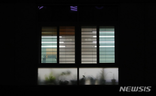 【고양=뉴시스】배훈식 기자 = 8일 오후 대한송유관공사 경인지사 저유지에 불을 낸 혐의로 20대 스리랑카인이 긴급 체포됐다. 사진은 이날 체포된 스리랑카인 27살 A씨가 조사를 받고 있는 경기 고양경찰서 사무실 모습. 2018.10.08.&nbsp; dahora83@newsis.com