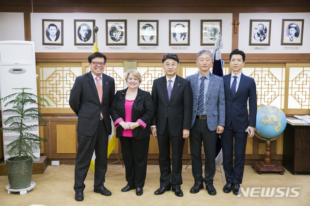 【대전=뉴시스】 미국 앤드류컬리지 아만다 나이트(왼쪽 두번째) 교수와 김영호(왼쪽 세번째) 배재대 총장 등이 소규모 대학 발전방향을 논의하고 기념촬영을 하고 있다.(사진=배재대 제공)