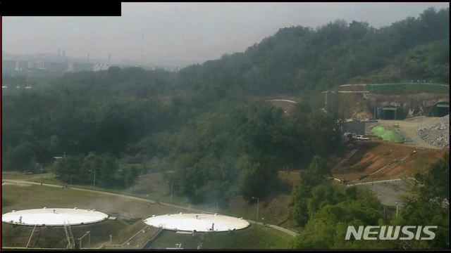 【고양=뉴시스】이호진 기자 = 대한송유관공사 경인지사 저유소에 떨어진 풍등으로 화재가 발생한 모습. 2018.10.9. (사진=고양경찰서 제공)&nbsp; asake@newsis.com&nbsp; 