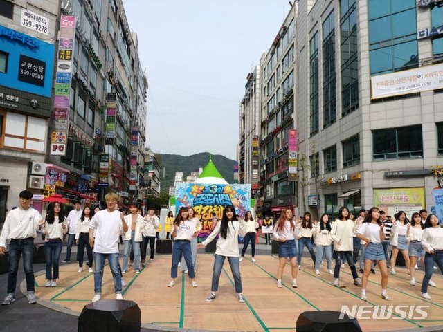 【군포=뉴시스】 박석희 기자 = 산본로데오거리에서 열린 제3회 군포시민건강체험 한마당 모습(사진=군포시 제공)