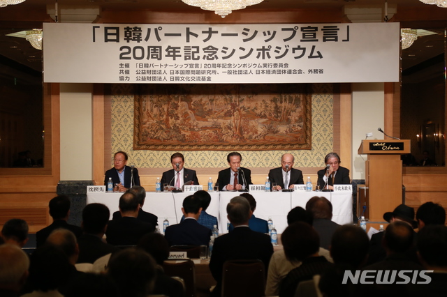 【도쿄=뉴시스】 조윤영 특파원 = 9일 도쿄(東京) 오쿠라호텔에서 외무성 주최 '한일 파트너십 선언 20주년' 기념 심포지엄이 개최됐다. 사진은 참석 패널들이 토론하는 모습(사진제공: 주일 한국대사관)&nbsp;&nbsp; 2018.10.09. yuncho@newsis.com 