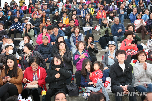 【횡성=뉴시스】권순명 기자 = 9일 강원 횡성군 섬강둔치에서 제14회 횡성한우축제가 열린 가운데 관광객들이 폐막식 공연을 관람하고 있다. 2018.10.09. gsm@newsis.com 