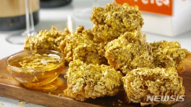 【로스앤젤레스=뉴시스】 미국 패스트푸드 체인 ‘파파이스(Popeyes)’가 3000번째 매장 오픈을 기념해 지난주 24K 금박가루를 묻힌 치킨을 선보여 눈길을 끌었다. <사진=Popeyes> 2018.10.09