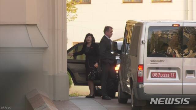 【서울=뉴시스】최선희 북한 외무성 부상이 9일 북중러 3자 회담을 위해 러시아 모스크바에 위치한 외무부 영빈관에 도착한 모습.(사진출처: NHK 캡쳐) 2018.10.09. 