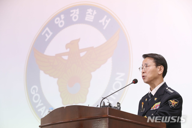 【고양=뉴시스】김선웅 기자 = 강신걸 고양경찰서장이 9일 경기 고양시 고양경찰서에서 대한송유관공사 경인지사 화재사건 피의자 검거 브리핑을 하고 있다. 경찰에 따르면 비전문취업 비자로 입국한 스리랑카 국적 근로자 A씨가 지난 7일 오전 10:32경 대한송유관공사 경인지사와 인접한 터널공사장에서 풍등(지름 40cm, 높이 60cm)에 불을 붙여 날아가게 하였고 A씨가 날린 풍등이 300m 지점의 저유소 잔디밭으로 낙하했다. 이후 잔디에 붙은 불이 탱크(직경 28.4m X 높이 8.5m의 원통형)의 유증 환기구를 통해 내부로 불이 옮겨 붙기 시작한 것으로 추정하고 전문가 감정 등 수사 중에 있다. 2018.10.09. mangusta@newsis.com