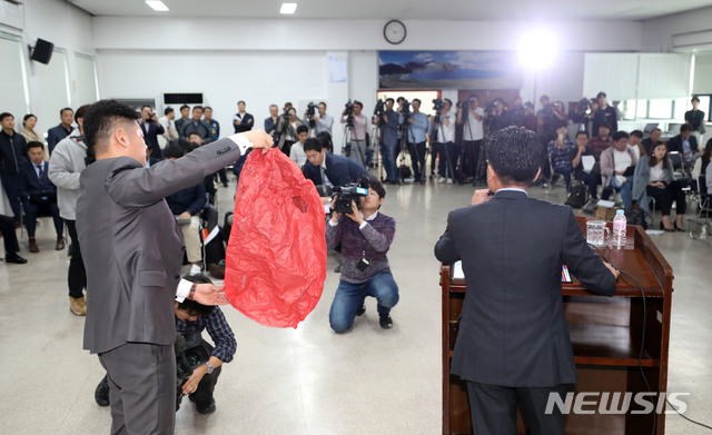 【고양=뉴시스】김선웅 기자 = 9일 경기 고양시 고양경찰서에서 장종익 형사과장이 대한송유관공사 경인지사 화재사건 피의자 검거 브리핑을 진행하는 중 경찰관계자가 화재 원인으로 지목되는 풍등과 동일한 모형을 공개하고 있다.&nbsp; 경찰에 따르면 비전문취업 비자로 입국한 스리랑카 국적 근로자 A씨가 지난 7일 오전 10:32경 대한송유관공사 경인지사와 인접한 터널공사장에서 풍등(지름 40cm, 높이 60cm)에 불을 붙여 날아가게 하였고 A씨가 날린 풍등이 300m 지점의 저유소 잔디밭으로 낙하했다. 이후 잔디에 붙은 불이 탱크(직경 28.4m X 높이 8.5m의 원통형)의 유증 환기구를 통해 내부로 불이 옮겨 붙기 시작한 것으로 추정하고 전문가 감정 등 수사 중에 있다. 2018.10.09.&nbsp; mangusta@newsis.com 