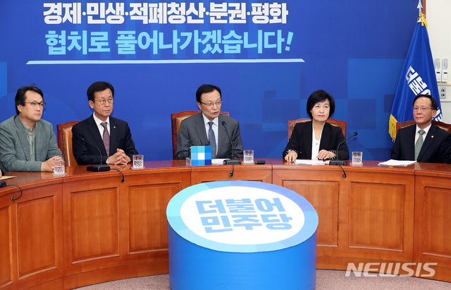 【서울=뉴시스】이종철 기자 = 9일 오후 서울 여의도 국회에서 열린 더불어민주당 방북단, 방미특사단 합동기자간담회에서 방북단을 이끌고 북한에 다녀온 이해찬 대표와 방미특사단장인 추미애 전 대표가 결과를 설명하고 있다. 2018.10.09.&nbsp; jc4321@newsis.com