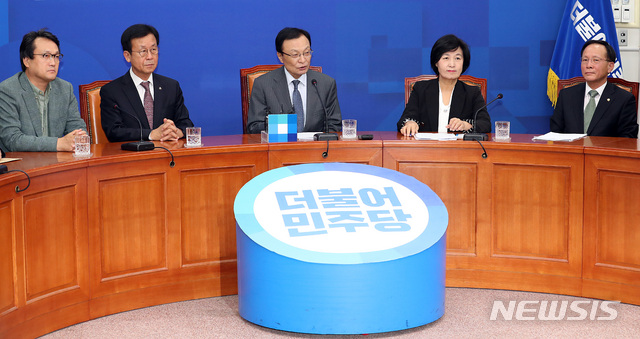 【서울=뉴시스】이종철 기자&nbsp; = 9일 오후 서울 여의도 국회에서 열린 더불어민주당 방북단, 방미특사단 합동기자간담회에서 방북단을 이끌고 북한에 다녀온 이해찬 대표와 방미특사단장인 추미애 전 대표가 결과를 설명하고 있다. 2018.10.09.&nbsp; jc4321@newsis.com