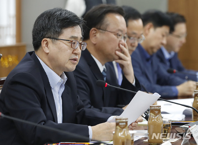 【서울=뉴시스】최동준 기자 = 김동연 경제부총리 겸 기획재정부 장관이 9일 서울 종로구 정부서울청사에서 열린 고용, 산업 위기지역 간담회에서 지역별 일자리 창출방안 등에 대해 모두발언을 하고 있다. 2018.10.09. photocdj@newsis.com