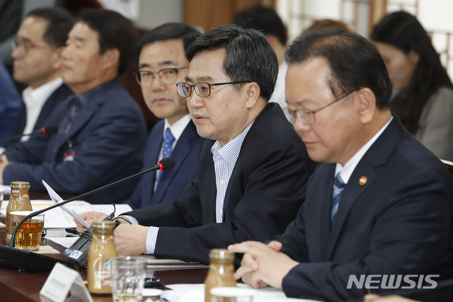 【서울=뉴시스】최동준 기자 = 김동연 경제부총리 겸 기획재정부 장관이 9일 서울 종로구 정부서울청사에서 열린 고용, 산업 위기지역 간담회에서 지역별 일자리 창출방안 등에 대해 모두발언을 하고 있다. 2018.10.09. photocdj@newsis.com