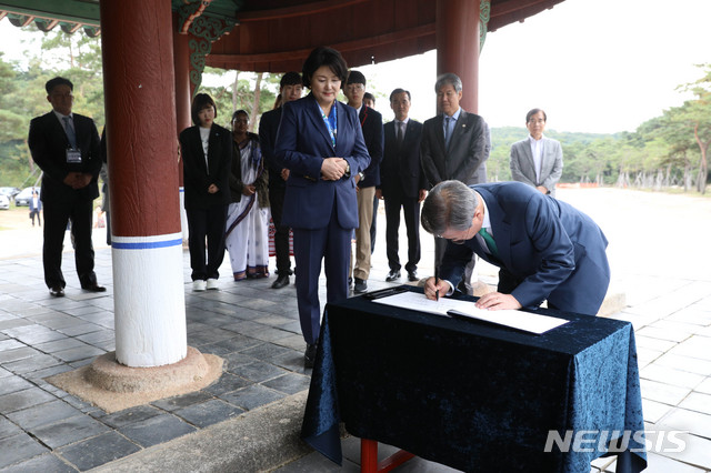 【여주=뉴시스】박진희 기자 = 문재인 대통령과 부인 김정숙 여사가 한글날을 맞아 9일 경기도 여주시 영릉(세종대왕) 정자각에서 참배를 마치고 방명록을 작성하고 있다. 2018.10.09.&nbsp;&nbsp; pak7130@newsis.com
