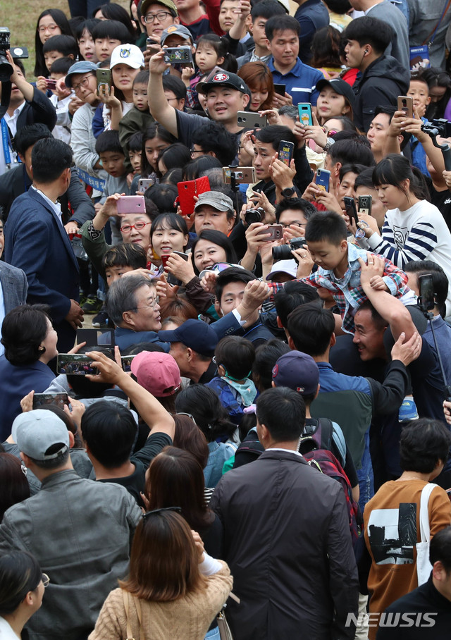 【여주=뉴시스】박진희 기자 = 문재인 대통령과 부인 김정숙 여사가 한글날을 맞아 9일 경기도 여주시 영릉(세종)을 참배한 뒤 시민들과 인사하고 있다. 2018.10.09.&nbsp;&nbsp; pak7130@newsis.com