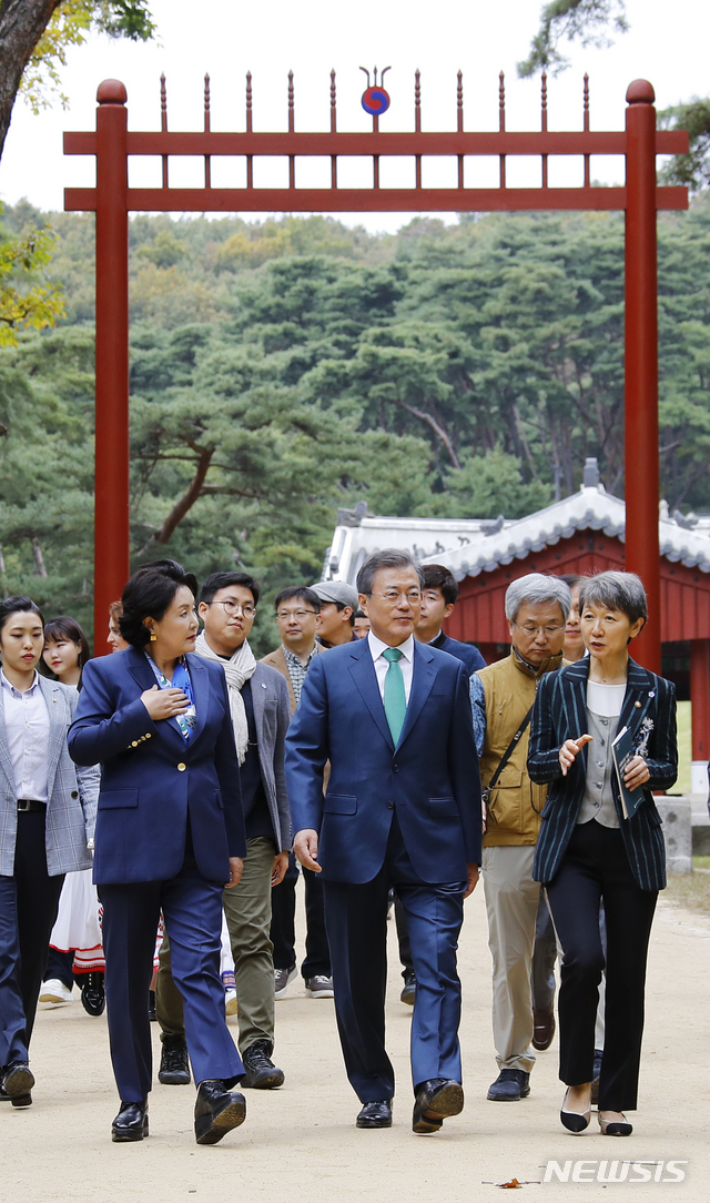 【여주=뉴시스】박진희 기자 = 문재인 대통령과 부인 김정숙 여사가 한글날을 맞아 9일 경기도 여주시 영릉(효종)을 참배를 마치고 정재숙 문화재청장 안내를 받으며 영릉(세종대왕)으로 향하고 있다. 2018.10.09.&nbsp;&nbsp; pak7130@newsis.com