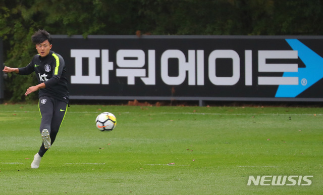 【파주=뉴시스】배훈식 기자 = 우루과이와의 평가전을 앞두고 소집된 축구 국가대표 이승우가 9일 오후 경기 파주시 파주NFC(국가대표 트레이닝 센터)에서 훈련하고 있다. 2018.10.09. dahora83@newsis.com