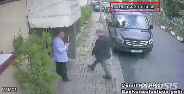 【이스탄불=AP/뉴시스】 터키 일간지가 9일 입수해 공개한 CCTV 사진으로, 후리엣 지는 미국 체류 사우디 언론인 자말 카쇼기가 지난 2일 문제의 이스탄불 주재 사우디 영사관으로 들어가고 있는 장면이라고 말했다. 카쇼기가 영사관에서 '살아서' 나갔다고 사우디는 주장하고 있으나 그의 피살 의혹이 높아지고 있다. 2018. 10. 9.&nbsp; 