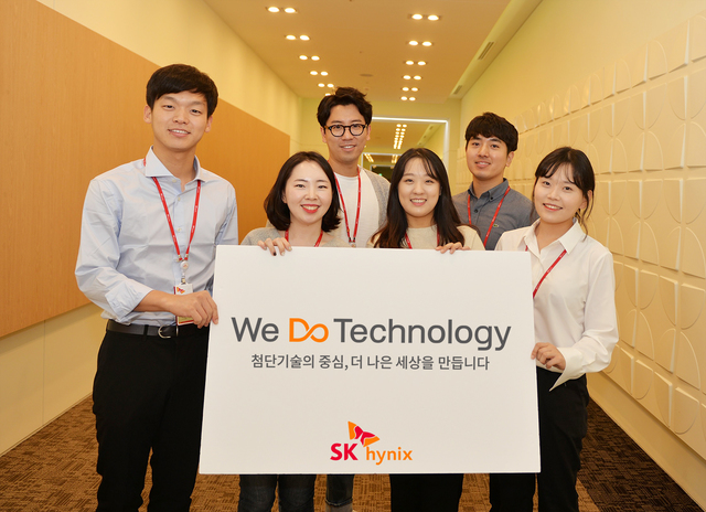 【서울=뉴시스】SK하이닉스 직원들이 새 슬로건 'We Do Technology'가 새겨진 팻말을 들고 있다. 사진=SK하이니긋 제공